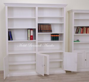Libreria in stile classico con ripiani spostabili finitura laccata colore bianco anticato